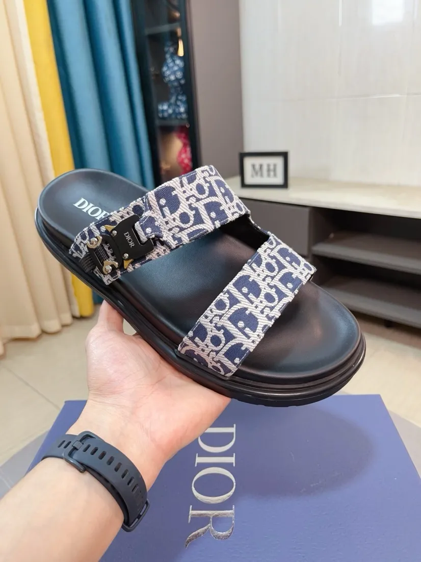 Men's Men's Shoes 💰320🌸🌸Dior Aqua Men's Sandals Slippers. Showcasing Dior haute couture design. The Dior gray suede strap is accented with an aluminum Dior buckle for added style. Paired with a comfortable tonal notch sole, they pair easily with shorts or jeans for a sophisticated look. Main body: suede cow leather, technical fabric lining: cow leather, with adjustable straps, aluminum Dior buckle, Dior gray EVA insole, tonal notch rubber outsole splicing structure👌👌size: 38-44 (45.46 customized)
